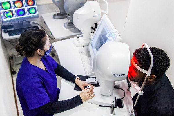 sandton-eye-clinic-facilities-eye-test-with-paitent